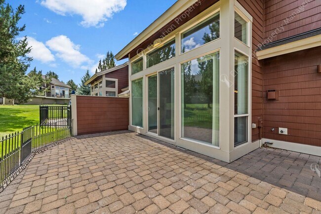 Building Photo - Eagle Crest Townhome Steps to Lakeside Center & Trails