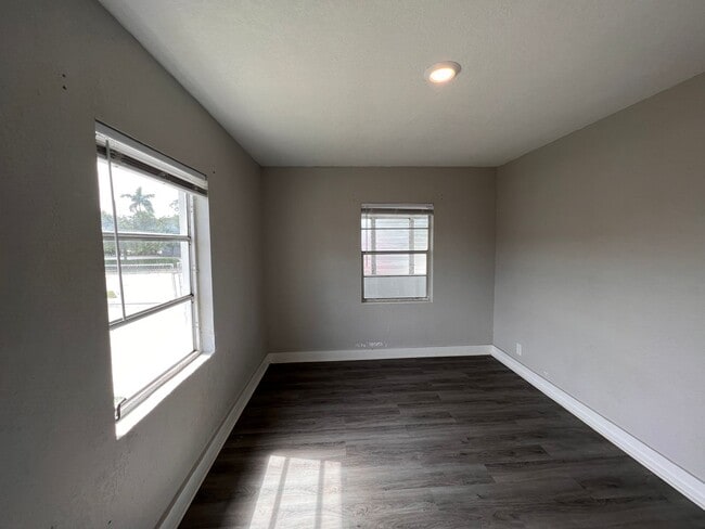 Building Photo - 718 W 7th St