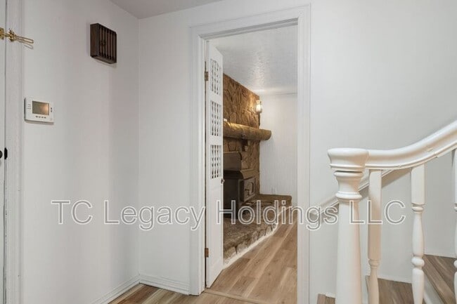 Building Photo - 1121 Eastwood Dr