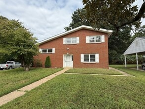 Building Photo - Bright & Spacious Home in the City