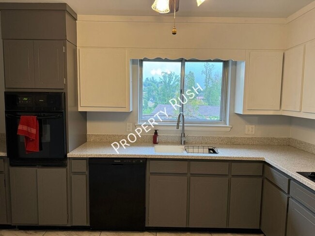 Building Photo - 2307 Arroyo Dr