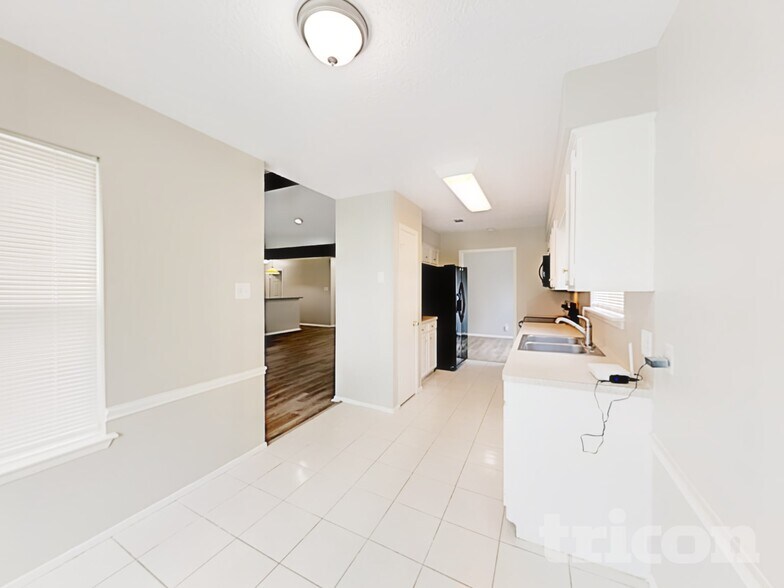 Building Photo - 1110 Poppets Way