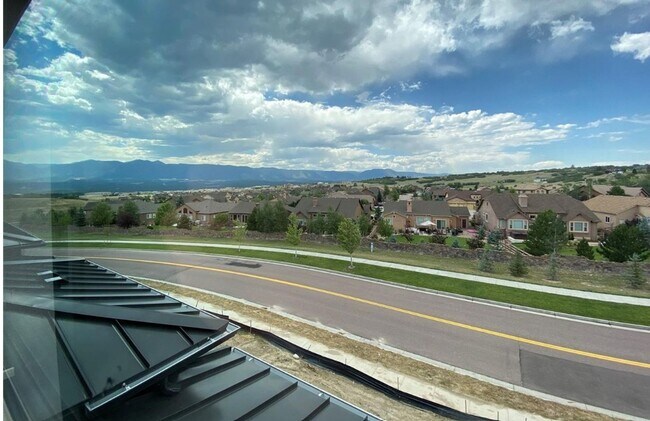 Building Photo - Flying Horse Luxury 4 Bed Townhouse with Mt. Views