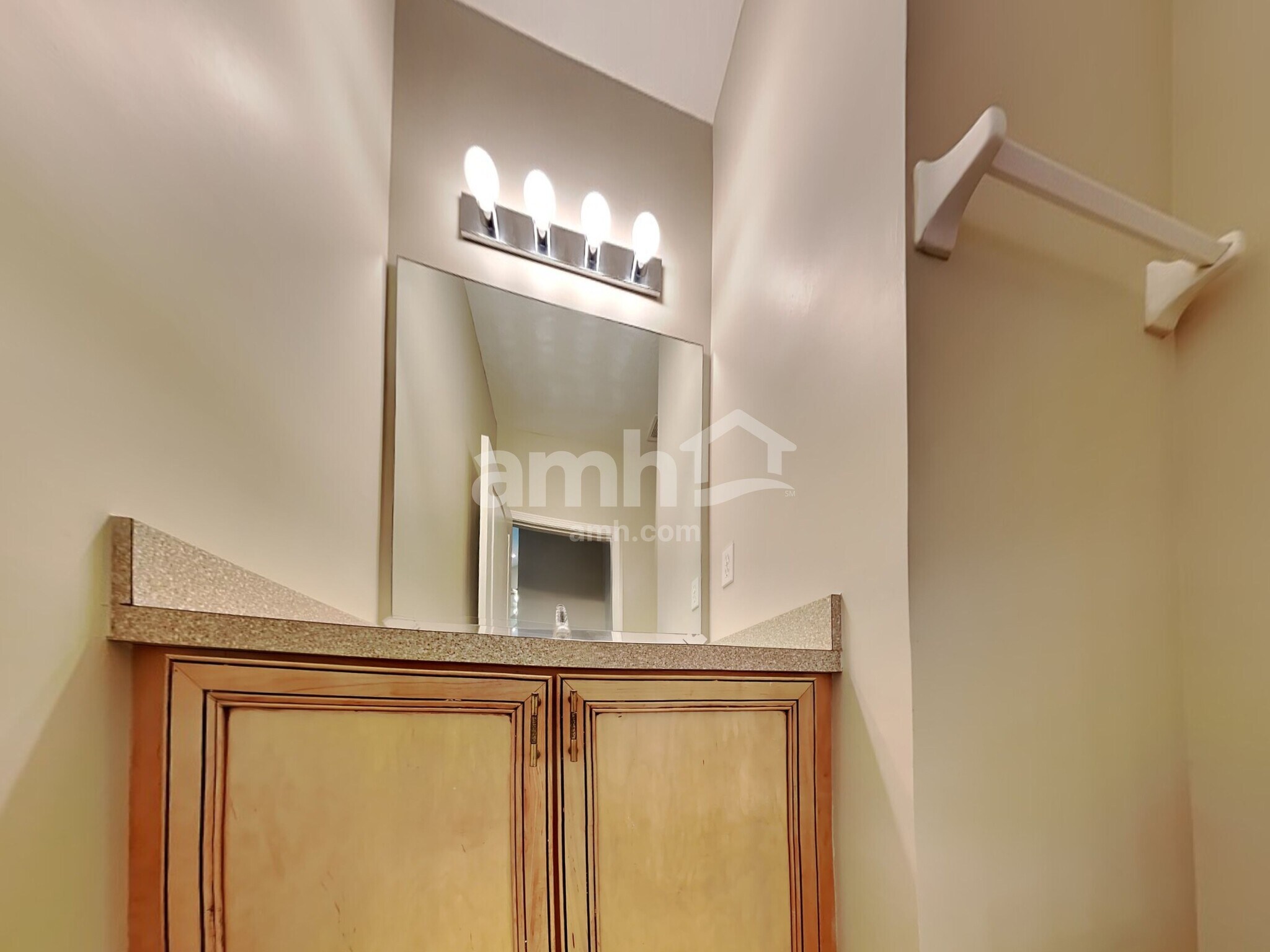 Building Photo - 890 Thoroughbred Dr