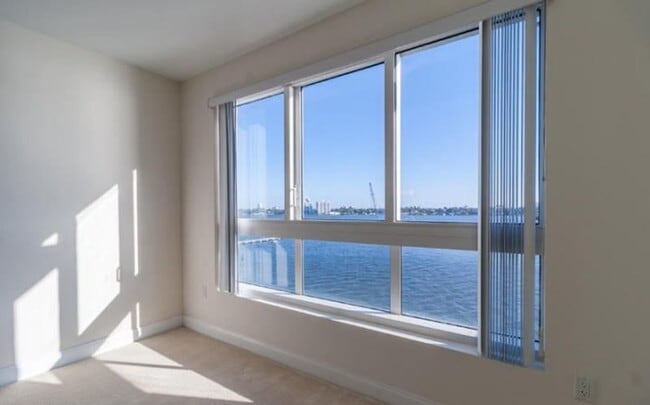 Building Photo - Direct riverfront 3 bedroom 3 bath