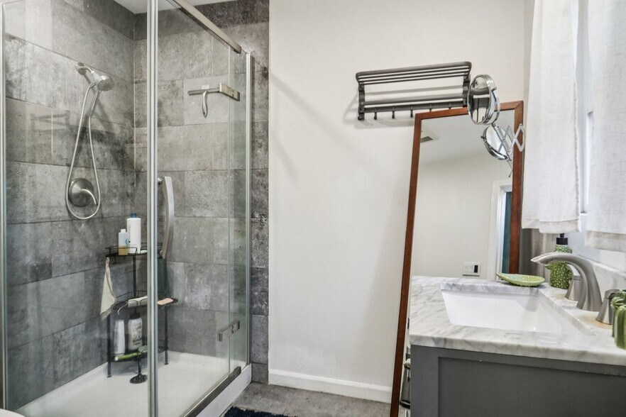 Building Photo - 432 Fernwood Pacific Dr