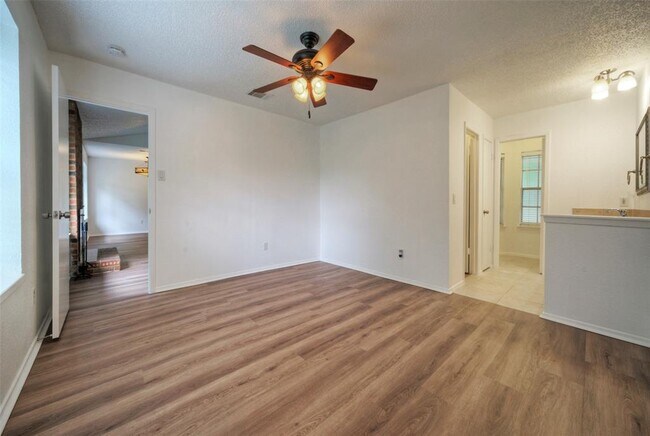 Building Photo - 702 Twin Oak Trail