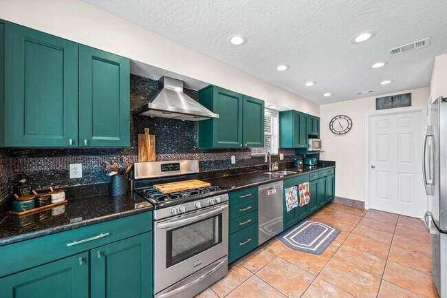 Building Photo - 408 Ridge Wood Cir