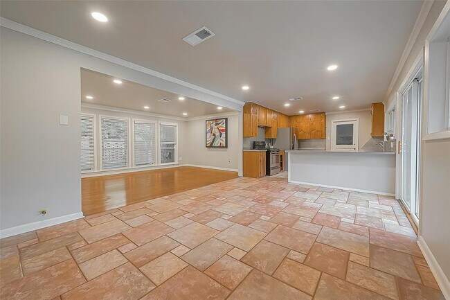 Building Photo - 5238 Beechnut St