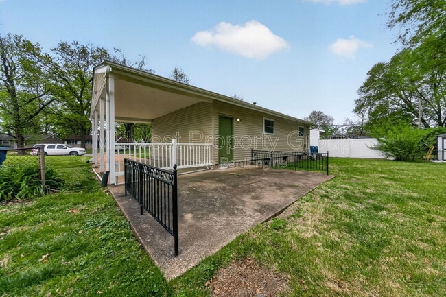 Building Photo - 645 Lilac Dr