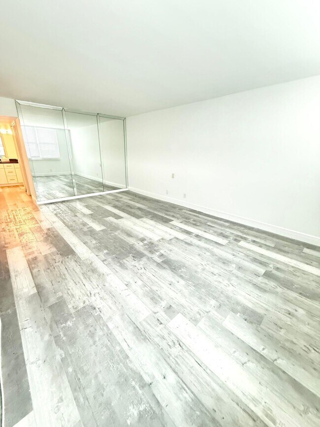 Building Photo - 1150 Hillsboro Mile