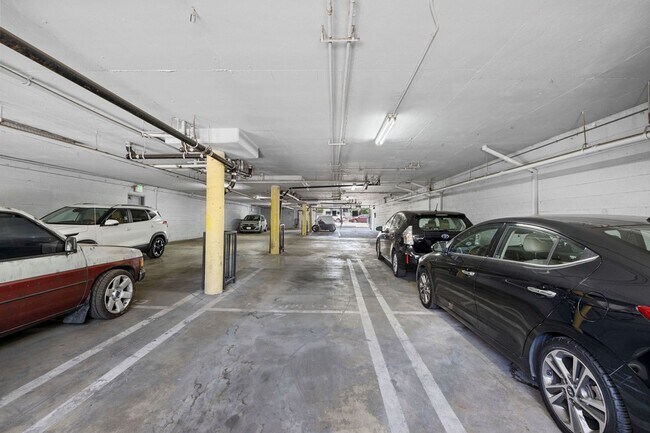 Building Photo - Spacious 2-Bed / 2-Bath Apartment in Prime Hollywood Location