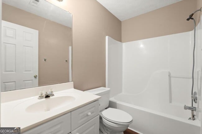 Building Photo - 16 Valleyside Dr