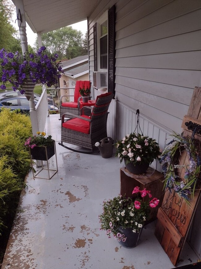 Building Photo - 3 Bedroom House in Houserville For Rent De...