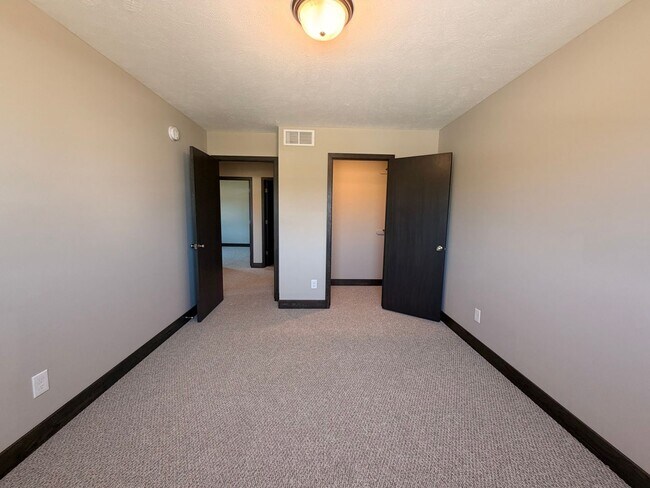 Building Photo - 6830 Avalon Dr SE
