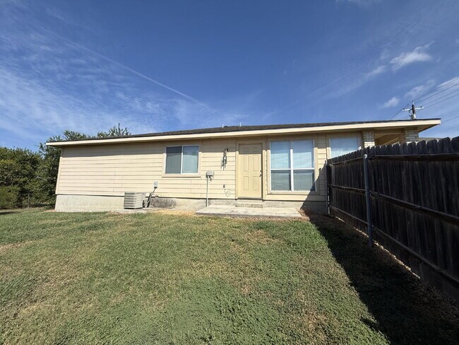 Building Photo - 3 Bedroom, 2 Bath Duplex with Yard Care Pr...