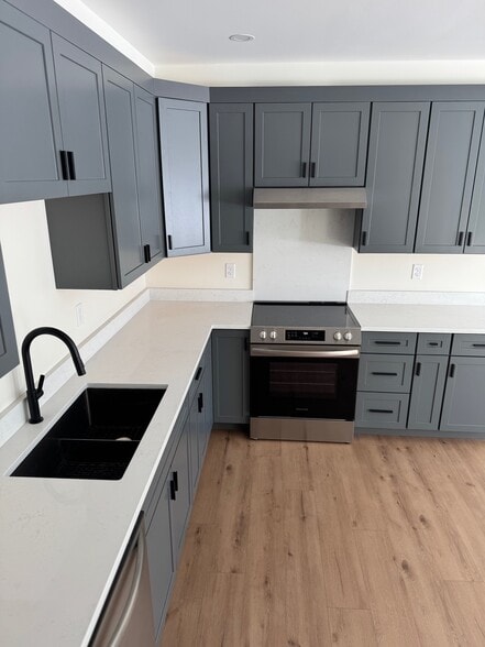 Building Photo - 404 Main St