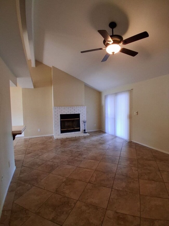 Building Photo - Charming Well-Maintained 3-Bed Fresno House!