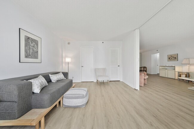 Building Photo - 3215 S Ocean Blvd