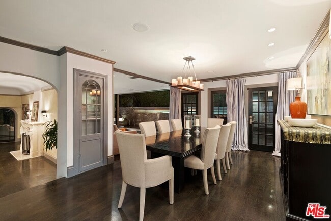 Building Photo - 3300 N Knoll Dr