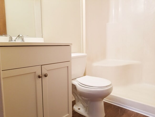 Building Photo - *MUST SEE* Southside Condo with Pool