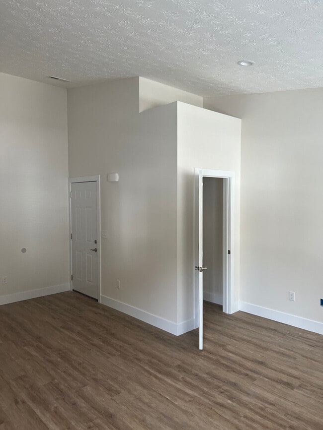 Building Photo - 809 Courtyard Ln