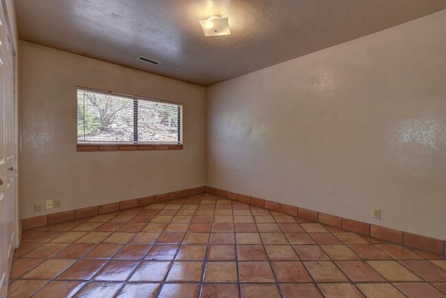 Building Photo - Home in Cliff Rose!