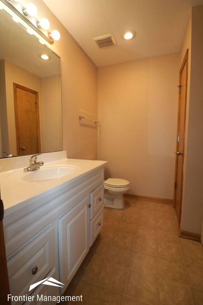 Building Photo - 906-908 Kramer