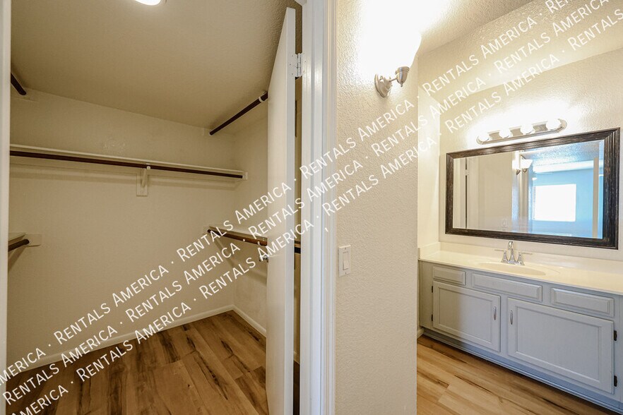 Building Photo - 2146 W Isabella Ave