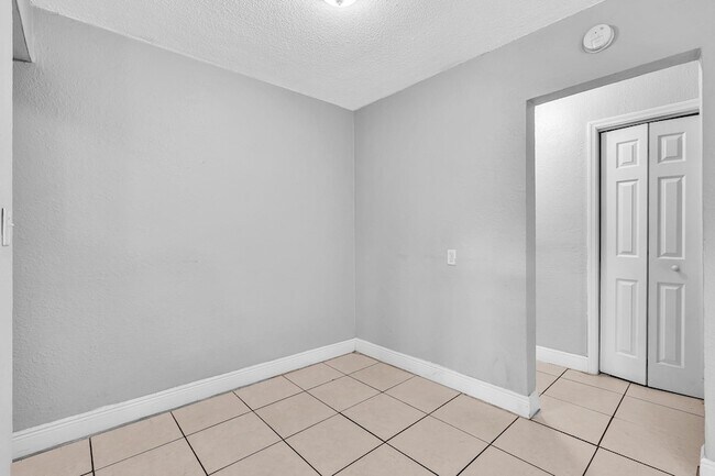 Building Photo - 626 SW 14th Ave