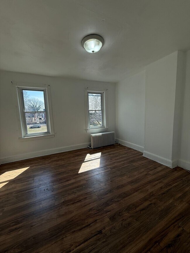 Building Photo - Large Home for family