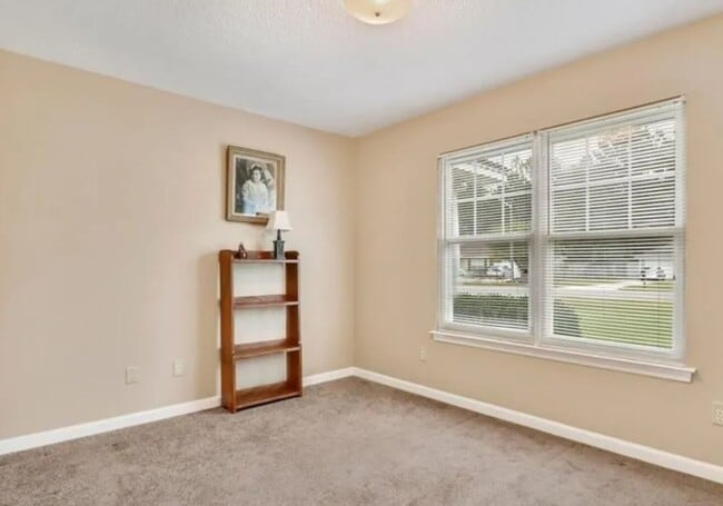 Building Photo - Charming 3 Bed / 2 Bath Home with Split Fl...