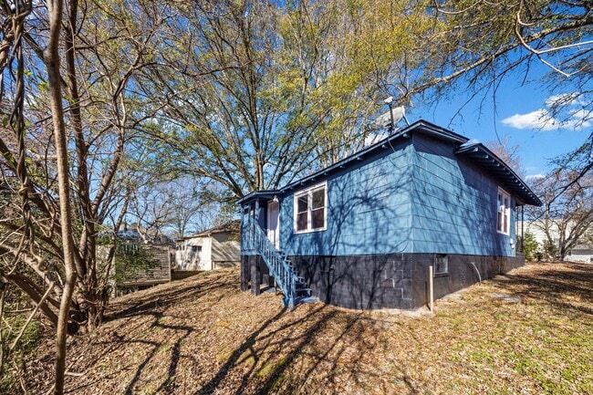 Building Photo - Freshly painted 3-bed, 2-bath home in the firestone are of Gastonia!