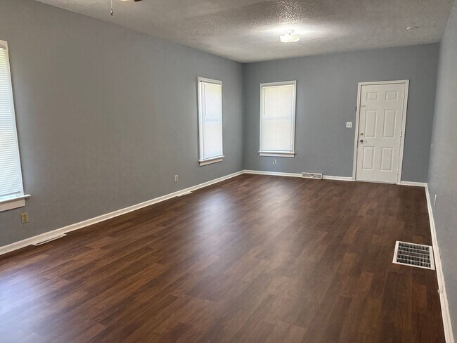 Building Photo - Selinger duplex