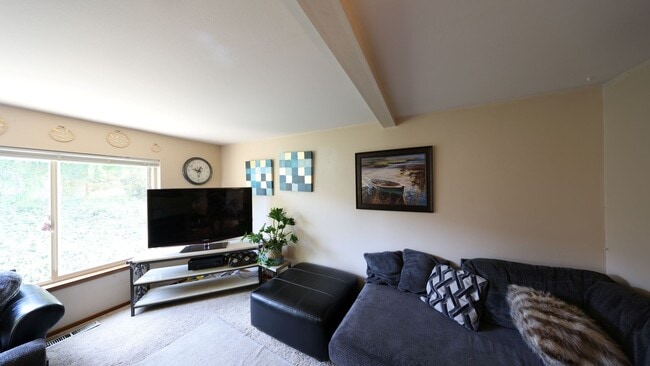 Building Photo - 3 Bed 2.5 Bath - Pet Friendly - Deck - Gar...