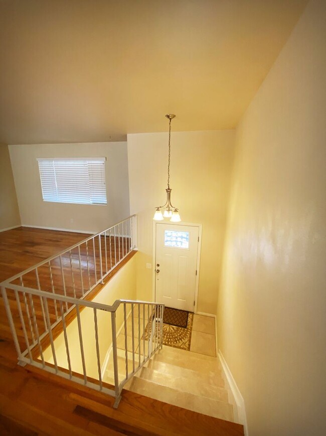 Building Photo - Move In special! Centrally located home