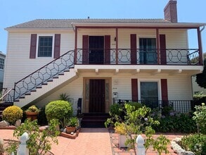 Building Photo - For Rent: Charming 2 Bed / 2 Bath Duplex i...