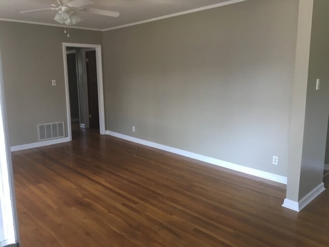 Building Photo - 3bed/1bath Home close to Annie Camp Junior...