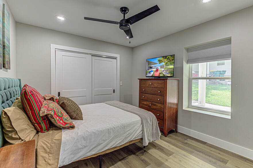 Downstairs bedroom - 707 N Shorewood Dr