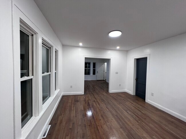 Building Photo - 128 Melrose Ave