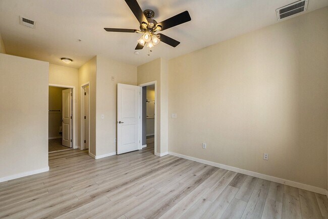 Building Photo - 1Bed/1.5Bath Park Hill Condo with an Extra Nonconforming Bedroom/Office
