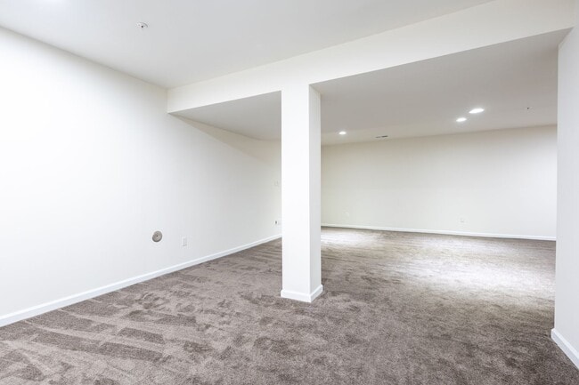 Building Photo - Beautiful 4 BR/3.5 BA Single-Family Home i...