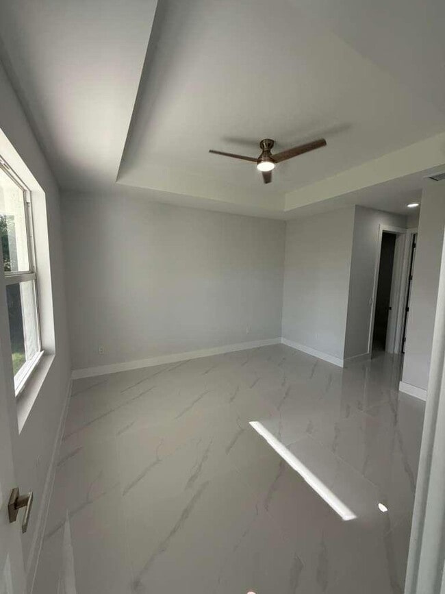 Building Photo - 1420 Poinsettia Ave