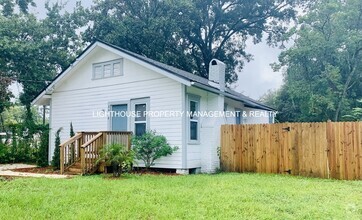 Building Photo - Cozy & Renovated 2 Bed/2 Bath Cottage Home!