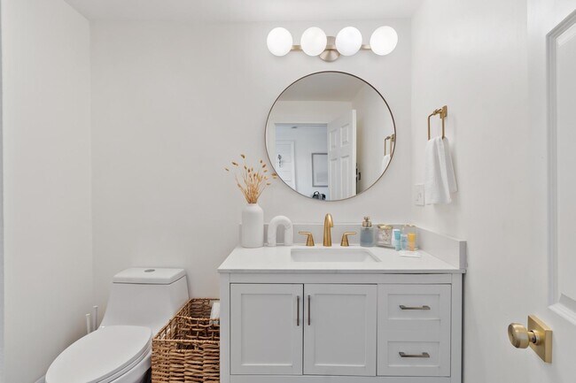 Building Photo - 6 Ashworth Ave