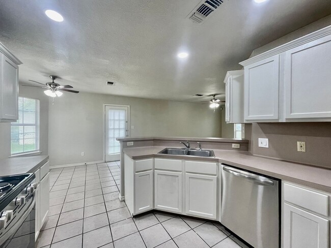 Building Photo - Comfort & Charm in Castle Forest - Reduced Deposit for Qualified Applicants!