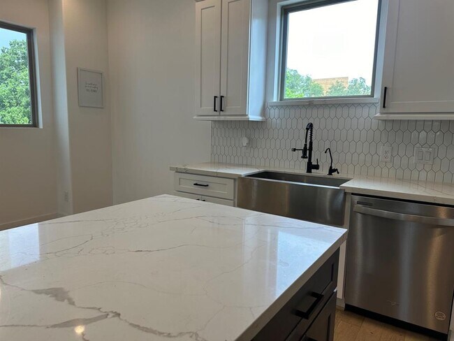 Building Photo - 2715 Drew St