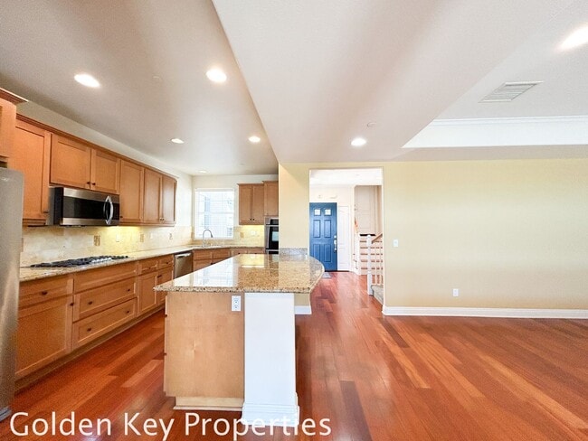 Building Photo - Beautiful Tri-Level Condo in The Bluffs at Carlsbad with Lagoon Views!!