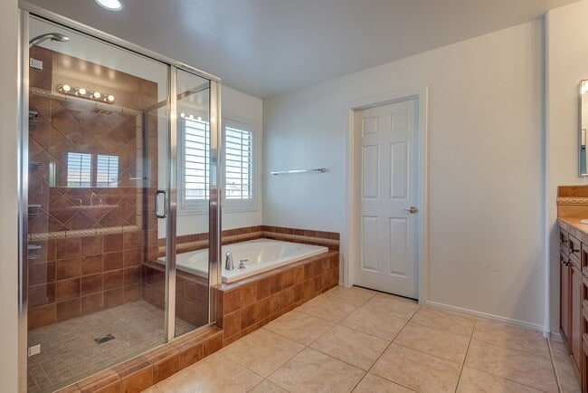 Building Photo - Elegant 4-Bedroom Home with Spa, Balcony &...