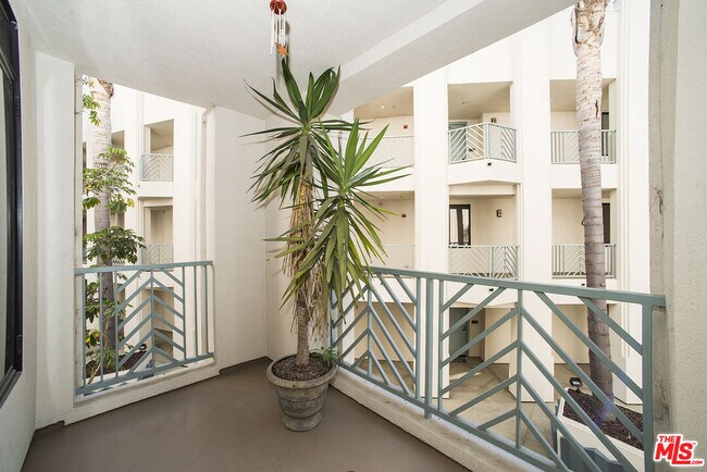 Building Photo - 5625 Crescent Park W